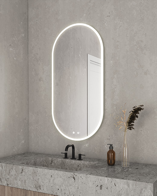 Nouveau miroir DEL de forme oblongue dans une salle de bains au design chaleureux.